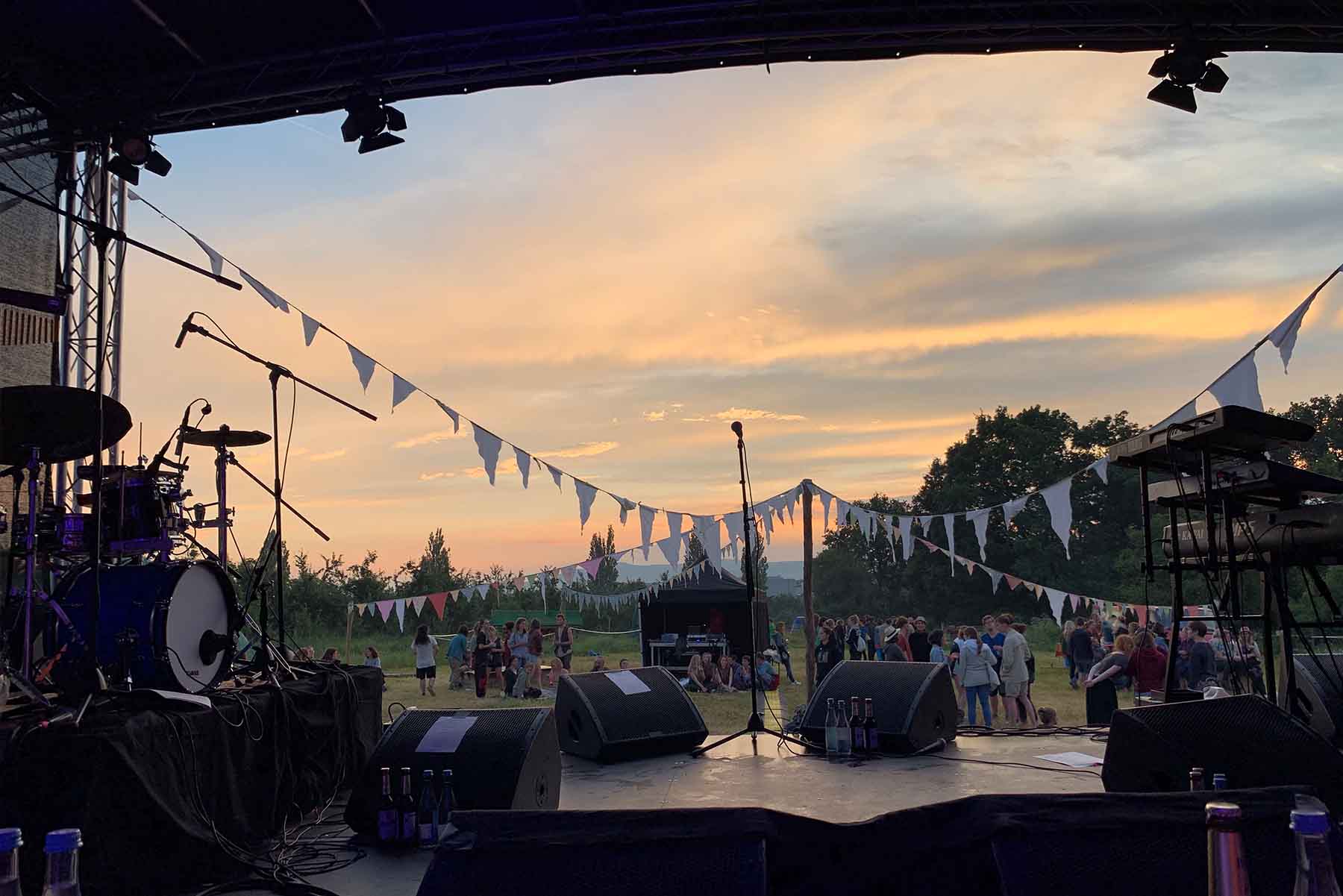 Live-Konzert mit bunter Beleuchtung