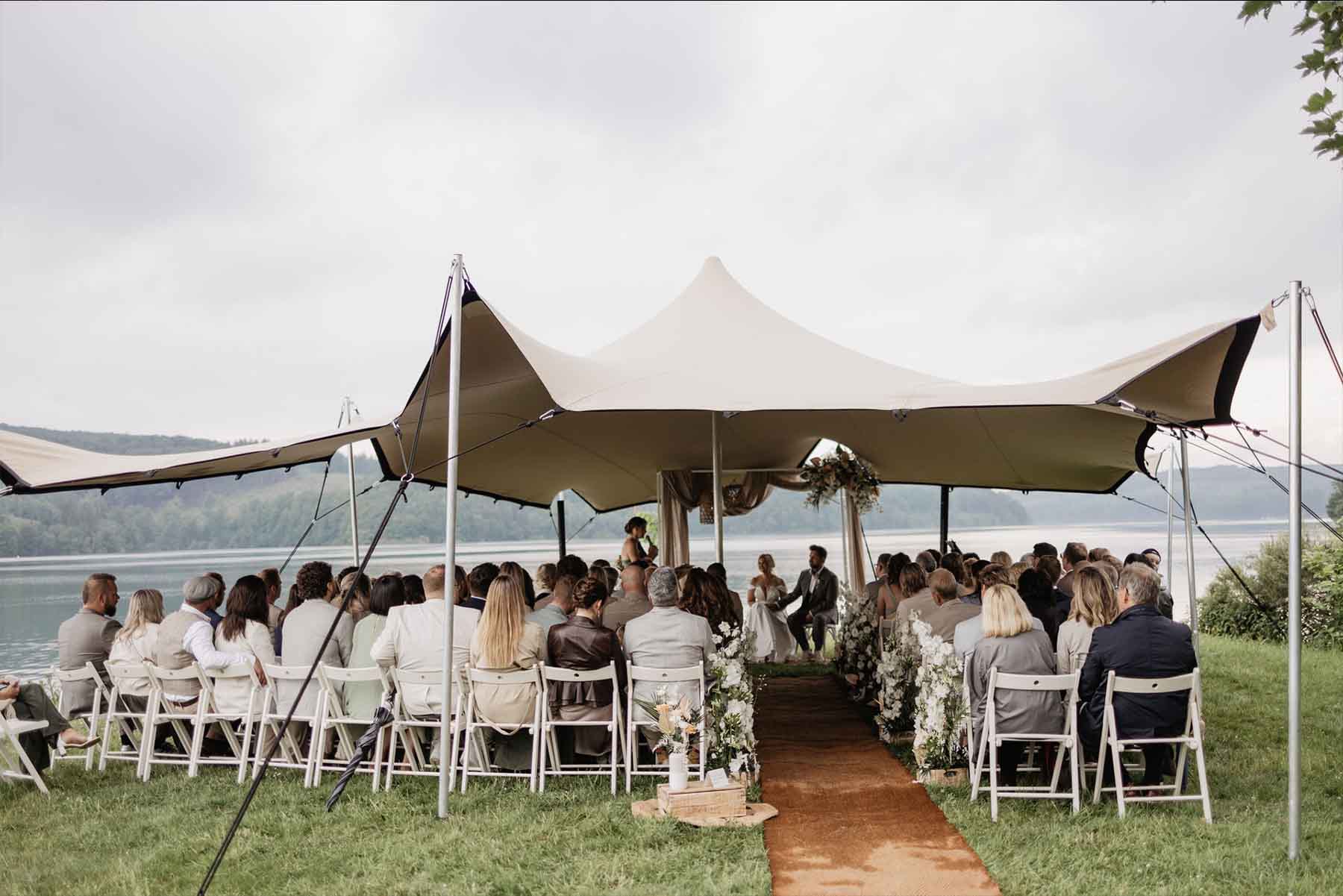 Hochzeitszelt bei Sonnenuntergang