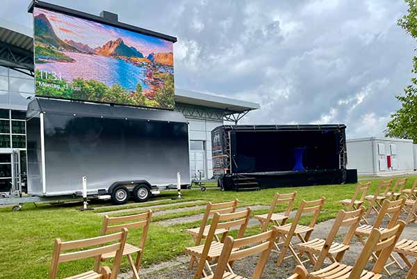 LED-Wand-Trailer und Bühne bei einem Outdoor-Event